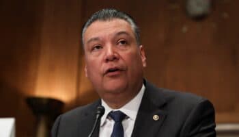 ¿Quién es Alex Padilla, senador demócrata sometido y expulsado de conferencia de Kristi Noem?