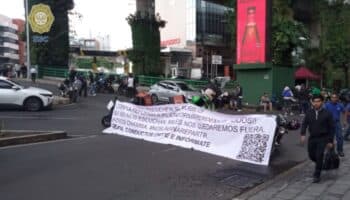 Repartidores de aplicación se manifiestan y bloquean Paseo de la Reforma, Circuito Interior y Periférico