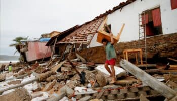 Suman dos muertos por el impacto del huracán Erick en Oaxaca