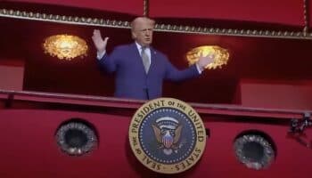 Trump es recibido con vítores y abucheos durante una representación de "Los Miserables"