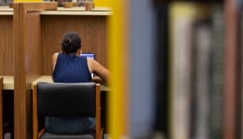 Ordenan a universidades identificar a estudiantes indocumentados en Texas | Video