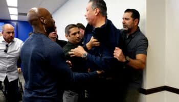 Videos | Someten y esposan a senador por interrumpir conferencia de Noem