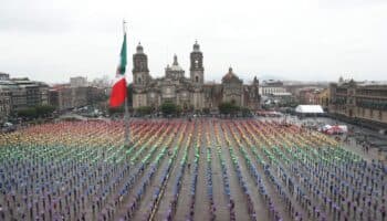 Miles crean bandera monumental LGBTI+ humana en el Zócalo de la CDMX