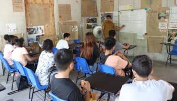 Celebran la primer graduación de niños migrantes en México