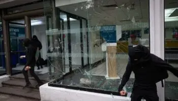 Marcha contra la gentrificación dejó 13 inmuebles con vidrios rotos; Brugada condena violencia