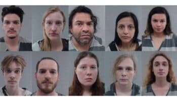 Acusan a 10 de 'ataque organizado' por disparar contra centro de migración en Texas