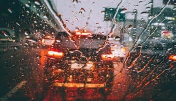 ¿Manejas bajo la lluvia ? Esto es lo que debes saber