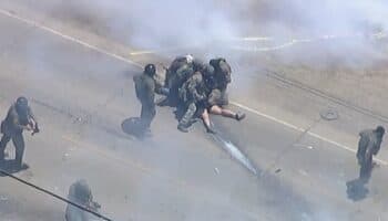 Gases y piedras: crece la violencia en redadas en California