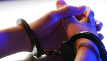 Arrestan a joven de 16 años por portar arma del Ejército y drogas; estaría vinculado a Familia Michoacana