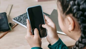 Proponen en el Senado prohibir celulares y dispositivos móviles en escuelas de educación básica