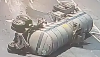 Vuelca pipa con 32 mil litros de combustible; anuncian quema controlada sobre la México-Pachuca