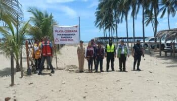 Cierran playas y alertan a vacacionistas en Tabasco por presencia de 'marea roja'