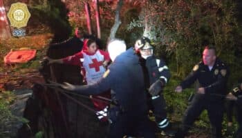 Rescatan a cuatro jóvenes que cayeron a un barranco en Chapultepec