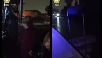 Trajinera queda atorada en Xochimilco; policía rescata a 30 pasajeros