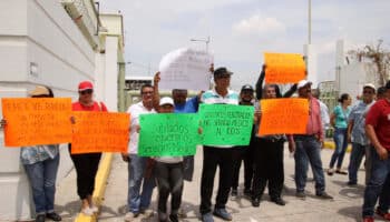 Chiapas | Trabajadores jubilados de Pemex bloquean terminal y provocan desabasto de gasolina