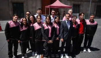 Sheinbaum recibe en Palacio Nacional a clavadistas mexicanos