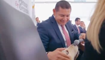 Gobernador de Puebla lleva a su perrito Tomy a conferencia de prensa y lo entrevista