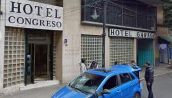 Asaltan a extranjera, le disparan, huyen en moto y escapan en el Metro | CDMX