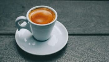 El café engaña al cerebro: 'No te da energía, solo tapa las señales de que la necesitas', según experta biomédica