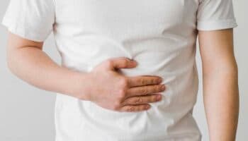 México emite aviso de viaje por ciclosporiasis en EE.UU., que causa diarrea explosiva