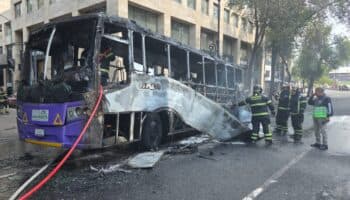 Se incendia autobús en pleno Centro de la Ciudad de México