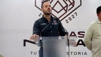 Alcalde morenista se enfrenta a periodista y evita responder antidoping