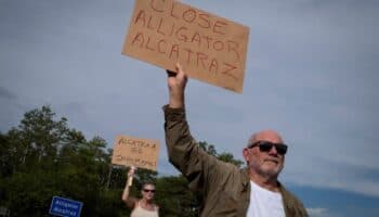 Jueza ordena cierre del centro migratorio 'Alligator Alcatraz'