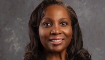 Gobernadora de la Fed demanda a Trump por intentar despedirla