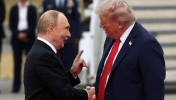 Turistas encuentran documentos confidenciales en hotel antes de cumbre Putin-Trump