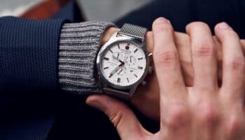 Roban reloj de 100,000 euros pero pierden celular en su huida y acaban detenidos
