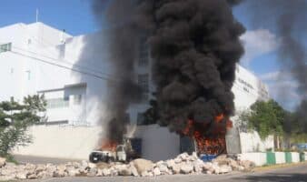 Ayotzinapa | Incendian camionetas afuera del Palacio de Justicia de Iguala | Video