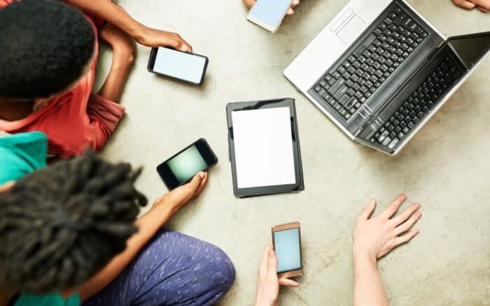 Estudios relacionan el uso de pantallas con problemas mentales y sociales