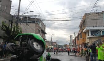 Video | Cae camión de una refresquera en gran socavón formado en Iztapalapa