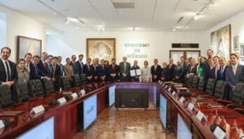 Sheinbaum renueva acuerdo con empresarios para mantener estable el precio de la gasolina