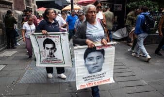 Ayotzinapa | Familiares acusan falta de 'avances sustanciales' tras reunión con Sheinbaum