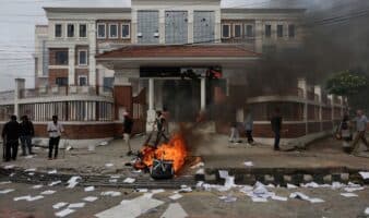 Desmienten muerte de la esposa de ex primer ministro nepalí atacada durante protestas