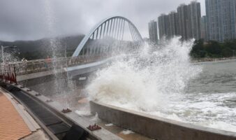 El tifón Ragasa azota en Hong Kong, el sur de China y deja 17 muertos en Taiwán