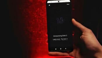 X demanda a exempleado por robar información confidencial sobre Grok