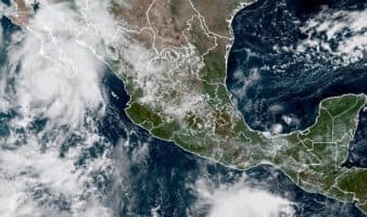 Huracán Lorena provoca fuertes lluvias y vientos en el noroeste de México