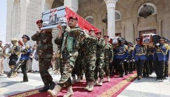 Los hutíes entierran a su primer ministro y atacan petrolero israelí en el mar Rojo