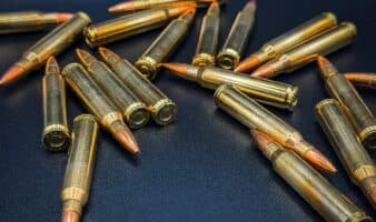 CDMX: Mujer denuncia agresión de su expareja; policía encuentra drogas y una subametralladora