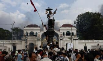 Esposa del ex primer ministro nepalí muere tras ser quemada por manifestantes
