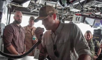 'Los narcoterroristas están advertidos': Hegseth envía mensaje desde buque en el Caribe