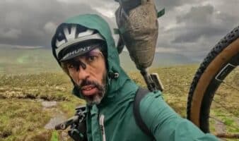 Arrestan en Rusia a ciclista francés que trataba de batir un récord mundial | Video