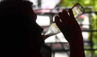 Celebran alza de impuestos a cigarros, bebidas azucaradas y lamentan exclusión al alcohol