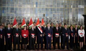 Presidente interino de Perú forma su gabinete para gobernar hasta las elecciones de 2026