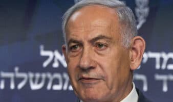 Netanyahu acorta audiencia judicial tras argumentar que tiene gripa