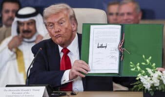 Aristegui en Vivo: Reforma al amparo va al pleno; balean a abogado en CDMX; firman paz para Gaza (14/10/2025)