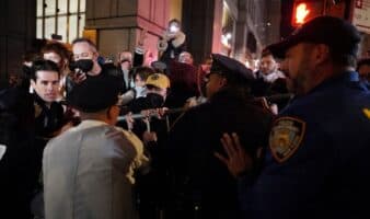 NY afirma que la ciudad no coopera con ICE tras enfrentamientos durante redadas