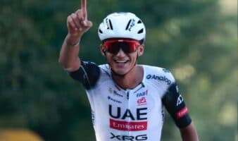 Isaac del Toro se exhibe en el Critérium Internacional de La Nucía contra un carro